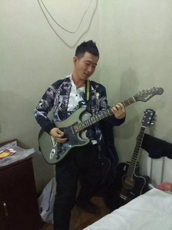 小吉他的第一张照片--连江相亲服务中心