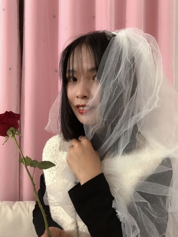 持紫菜包饭的女孩的第一张照片--连江相亲服务中心