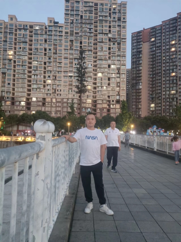 寂寞的男人的第一张照片--连江相亲服务中心