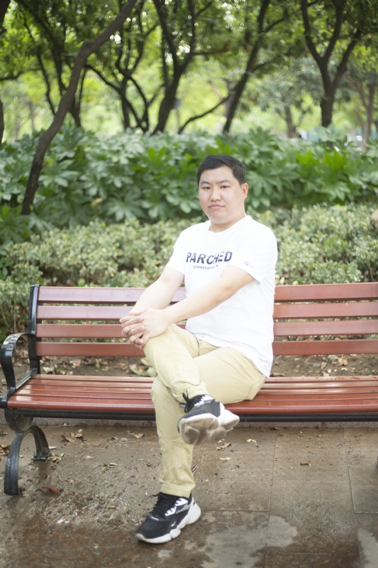 抱着鱼睡觉的猫的第一张照片--连江相亲服务中心
